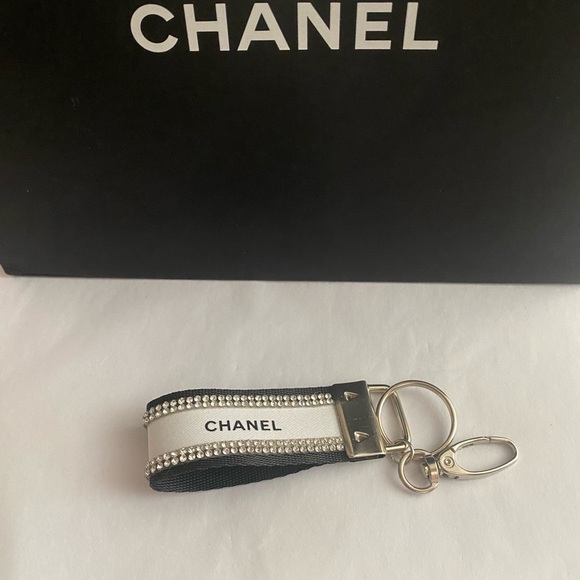 Black and White Ribbon Keychain - Picture 2 of 7